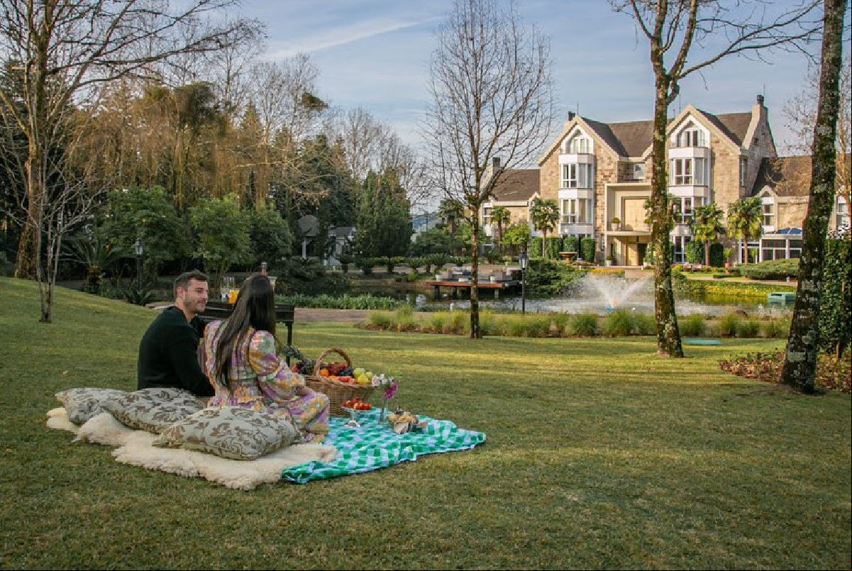 Todo o romance merece um belo cenário